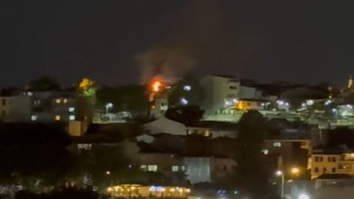 Fatihte 3 katlı binanın çatı katı alev alev yandı