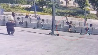 Fatihte scooterla gelip demirlere bağlı başka bir scooterı çalan çocuk kamerada