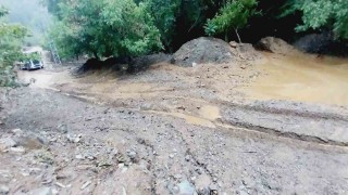Fekede sağanak sonrası dereler taştı, yollar kapandı