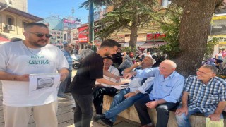 Fenerbahçe taraftarları, Mourinhonun gidişini çekme helva dağıtarak kutladı