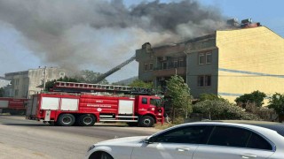 Fethiyede çatı katı alevlere teslim oldu