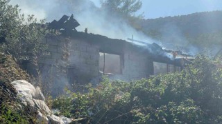 Fethiyede madde bağımlısı olduğu iddia edilen genç evi ateşe verdi