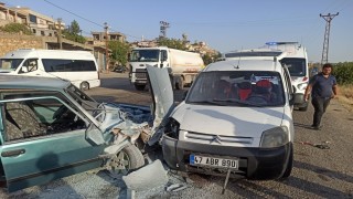 Fiat Tofaş, hafif ticari araçla çarpışarak hurdaya döndü: 3 yaralı