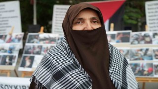 Filistin için imza kampanyasına destek veren Cemile teyze: Her bir imza İsraile bir bomba olacak