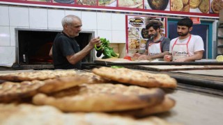 Fırıncıların sıcak havada zorlu ekmek mesaisi