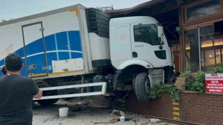 Freni arızalanan tırın önüne kattığı araçla iş yerine daldığı kaza kamerada