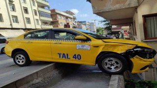 Freni boşalan ticari taksi bir binanın korkuluklarına çarparak durabildi