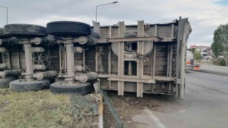 Freni boşalan tır dehşet saçtı