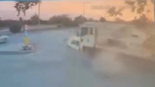 Freni boşalan tır, otomobili böyle sürükledi: O anlar kamerada