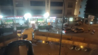 Freni çekilmeyen tır geri geri gitti, araçlara zarar verdi