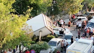 Freni patlayan kamyon 10 araca çarpıp, kanala düştü