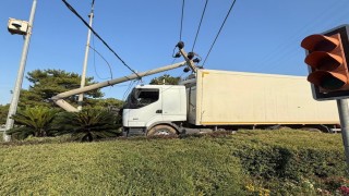 Freni tutmayan kamyon aydınlatma direğini ikiye böldü