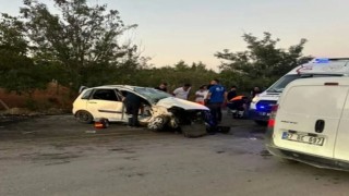 Gaziantepte 2 otomobil kafa kafaya çarpıştı: 1 ölü, 3 yaralı