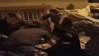 Gaziantepte 4 kadın, sokakta oturan başka bir kadını sopalarla darp etti