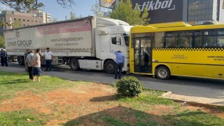 Gaziantepte durakta yolcu alan halk otobüsüne tır çarptı: 2si ağır 3 yaralı