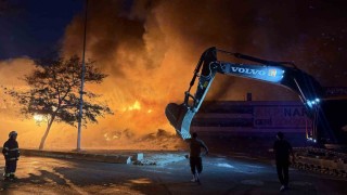 Gaziantepte geri dönüşüm fabrikasındaki yangın 4. saatinde