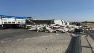 Gaziantepte lastiği patlayan kamyonet yan yattı: 2 yaralı