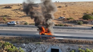Gaziantepte seyir halindeki otomobil alev topuna döndü: O anlar dron kamerasında