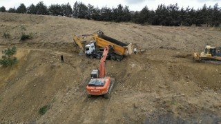 Gaziosmanpaşada toprak kayması sonucu hafriyat kamyonu devrildi