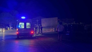 Gazipaşada motosiklet devrildi: 2 yaralı