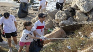 Genç fenomenin temizlik akımına Mersin Büyükşehir Belediyesinden destek