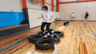 Gençler, üniforma için ter döküyor