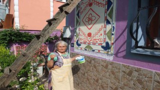 Gençliğinde dokudu şimdi duvarlara çiziyor