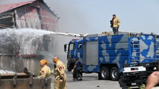 Geri dönüşüm depolarında çıkan yangının soğutma çalışmaları sürüyor