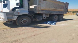 Geri manevra yapan kamyonun altında kalan işçi öldü