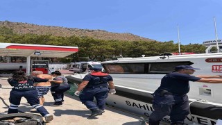 Gezi teknesinde rahatsızlanan vatandaşa tıbbi tahliye