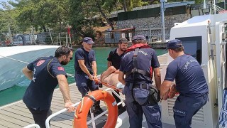 Gezi teknesinde yaralanan vatandaşa tıbbi tahliye