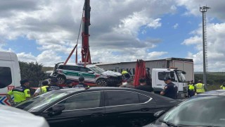 Gişelerde kontrolden çıkan tır jandarma aracına çarptı: 5 yaralı