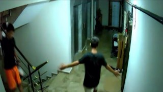 Göbek atarak ayakkabı çalan gençler kamerada