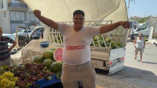 Göbek atarak karpuz satıyor