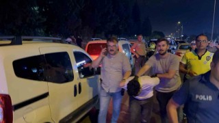 Göçmen kaçakçıları polisten kaçarken kaza yaptı: Otomobilden balık istifi 9 kişi çıktı