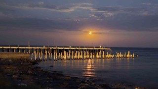 Gökyüzünde dolunay, Van Gölünde yakamoz