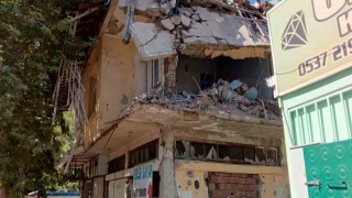 Gölbaşında yıkılmayan bina tehlike saçıyor