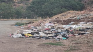 Gölbaşında yol kenarına bırakılan çöpler çevre kirliliğine yol açıyor