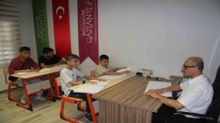 Görme engelliler, Kuran-ı Kerimi parmaklarının ucuyla öğreniyor