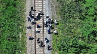 Güney Korede yolcu treni, demiryolu kenarında çalışan işçilere çarptı: 2 ölü, 5 yaralı