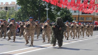 Gururlandıran tören geçişi izleyenlerden tam not aldı