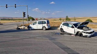 Hafif ticari araç ile otomobil çarpıştı: 10 kişi yaralandı