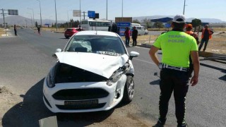 Hafif ticari araç ile otomobil çarpıştı: 2 yaralı