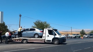 Hafif ticari araç ile otomobil çarpıştı: 4 yaralı