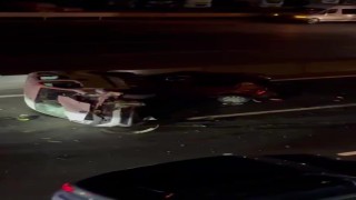 Hafif ticari araç, lastiği patlayan otomobile çarparak yan yattı: 2 çocuk yaralı