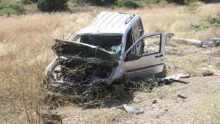 Hafif ticari araç önce ağaca sonra direğe çarptı: 5 yaralı