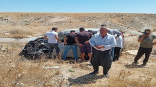 Hafif ticari araç şarampole yuvarlanarak takla attı