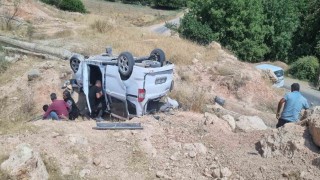 Hafif ticari araç şarampole yuvarlandı: 2si ağır 5 yaralı