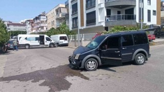 Hafif ticari araç servis minibüsüne çarptı: 4 yaralı