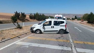 Hafif ticari araç takla attı: Aynı aileden 3ü çocuk 5 yaralı